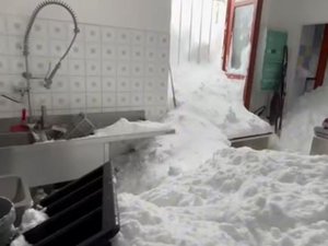 VIDEO. "La cuisine n'a jamais été aussi propre" : une avalanche défonce les fenêtres d'un refuge de montagne, grosse frayeur pour les employés
