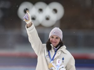 VIDÉO. JO d'hiver 2026 : la France bat son record de médailles d'or grâce au nouveau titre de ses championnes de biathlon !