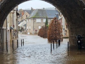 "On m'a expliqué qu'à 3,2 m, l'eau menace d'arriver à la maison" : journal de bord des habitants des rives du Lot touchés par les intempéries