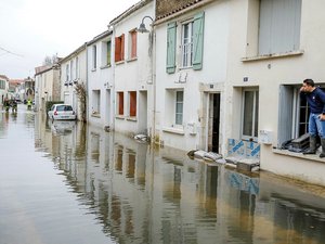 CARTES. Météo : les crues se poursuivent dans l'Ouest, même sans pluie, trois départements restent en rouge, neuf en orange