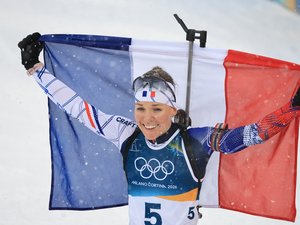 VIDÉO. JO d'hiver 2026 : un doublé or-argent pour Océane Michelon et Julia Simon, le biathlon français conclut ses Jeux en toute beauté