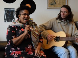 VIDÉO. "Un bon alignement des planètes" : en Aveyron, la voix de Tioura Kindy portée par la guitare de Jérémie