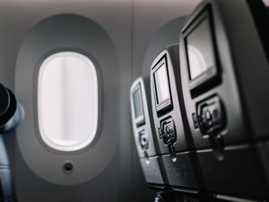 VIDÉO. "On s'est pris dans les bras pour se rassurer", flammes et détonations s'échappent d'un réacteur, un avion Air France obligé de faire demi-tour