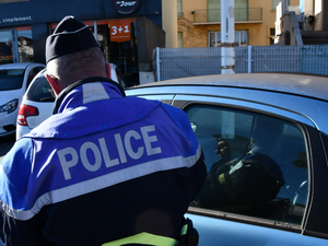 Les policiers veulent contrôler un véhicule qui allait un peu vite en ville, 30 personnes leur tombent dessus et les rouent de coups