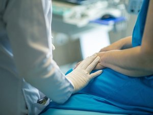 Baisse de la part remboursée par la Sécu et hausse des forfaits hospitaliers : le gouvernement va faire payer les patients à l'hôpital pour faire des économies