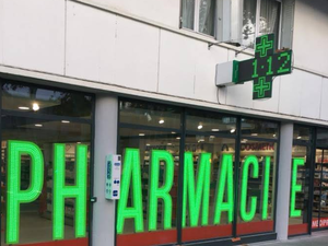 Il vole une boîte de pastilles dans une pharmacie puis distribue les coups de tête et de poing sur le personnel