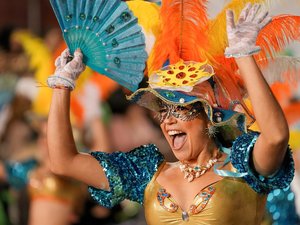 Alors qu'elle profite du spectacle, elle s'effondre : le geste héroïque de trois policiers pendant le carnaval de Nice