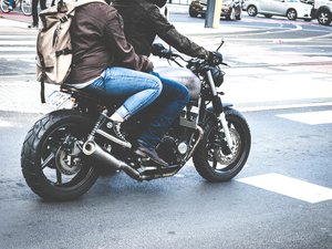 La moto se cabre d'un seul coup, éjecte le jeune pilote et sa passagère, finit sa course contre les rails de sécurité et prend feu