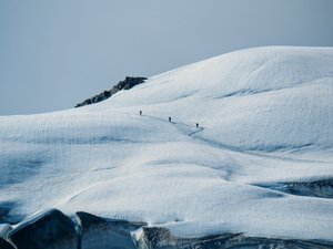 Cinq jeunes randonneurs retrouvés transis de froid et bloqués par la neige, ils étaient partis en baskets et sans équipements