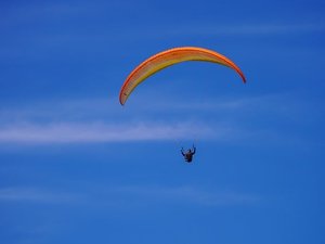 Drame dans le Tarn-et-Garonne : un parapentiste connu et très expérimenté fait une chute mortelle de 20 mètres