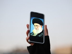 Frappes en Iran : la mort du guide suprême Ali Khamenei confirmée, Donald Trump lance un nouvel avertissement