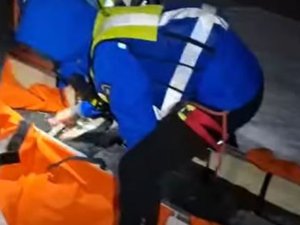 VIDÉO. Une skieuse se facture le tibia dans les Pyrénées : les secours la retrouvent en pleine nuit à - 10 °C et la tractent jusqu'au refuge en attendant l'hélicoptère