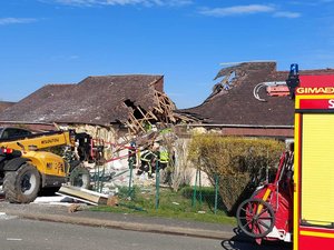 "Plusieurs maisons sont éventrées" : une explosion dans un garage surprend une petite commune de 2 000 habitants, une femme en urgence absolue