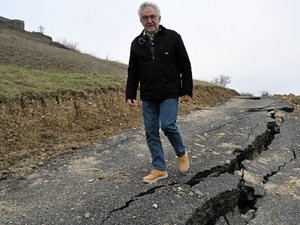 "La terre a continué à descendre et la route avec" : à Luzençon, la vie reprend autour d'une plaie béante