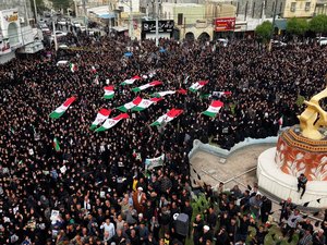 VIDÉOS. Guerre en Iran : à Minab, les images des funérailles géantes des plus de 160 morts dans une école détruite par un missile