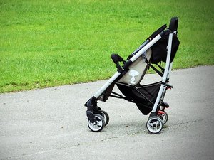 Lors de l'agression d'une jeune maman, la poussette avec un bébé de 11 mois à l'intérieur tombe dans les escaliers