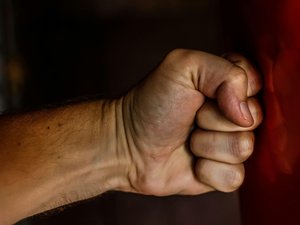 Il frappe sa compagne et jette le chien de la fenêtre du deuxième étage : une nuit de violences sur fond d'alcool