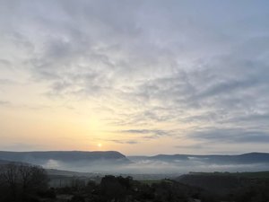 Un ciel jaune sablonneux en France : certains paysages changent de couleur, les images du passage des particules de sable du Sahara