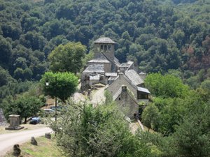 Municipales 2026 : trois candidats, trois églises, une querelle de clocher dans cette commune de l'Aveyron ?