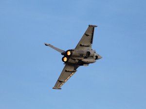 Lors d'un exercice en France, un Rafale ne peut éviter une ligne électrique détectée trop tardivement et prive 104 foyers d'électricité
