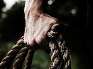 Il prévient le Samu qu'il va se pendre chez lui et il le fait, une application en réseau lui sauve la vie