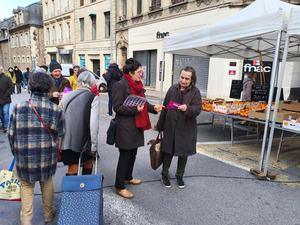 Municipales 2026 à Rodez : le tractage des différentes listes a battu son plein sur le marché du samedi matin