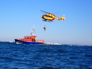 Le chalutier s'enflamme entièrement à 20 km au large des côtes, les pêcheurs se jettent à l'eau et espèrent les secours
