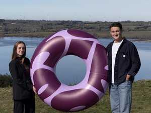 "Une bouée faite pour durer plus d'un été" : à Rodez, Clémence Poujade et Charles Hautbois se jettent à l'eau avec Hippo