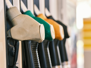 "Je suis obligé de répercuter très vite cette hausse des cours pour pouvoir racheter" : les carburants à plus de 2 ¬