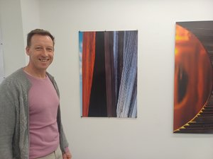 "Je n'aurai jamais cru, il y a encore peu qu'un jour j'allais exposer mes photos" : ce pas de côté du directeur adjoint du musée Soulages de Rodez à découvrir à Réplique