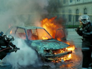 Elle démarre sa voiture sans permis qui s'embrase entièrement et met le feu à trois autres véhicules du parking