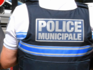 Trois garçons de 12 ans circulent dans la voiture volée au père du "conducteur" et partagent leur exploit sur les réseaux sociaux