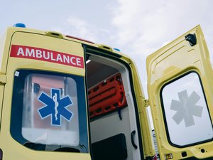 L'ambulance grille le stop et percute une voiture, le patient éjecté du brancard après plusieurs tonneaux décède : les deux ambulanciers condamnés