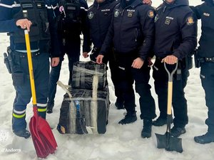 L'image du jour : quand la police déterre à coups de pelle 4 000 paquets de cigarettes dissimulés sous la neige
