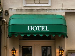 Il monte dans la voiture qu'il avait volée, fonce dans celle des policiers, s'enfuit à pied et se fait rattraper dans sa chambre d'hôtel