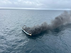 VIDÉO. Spectaculaire sauvetage en mer : le chalutier prend feu, les pêcheurs qui ont sauté à l'eau retrouvés à la dérive près de 2 kilomètres plus loin
