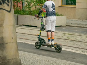 Il tente de prendre la fuite à plus de 80 km/h en trottinette électrique en plein centre-ville, les policiers ont couru plus vite