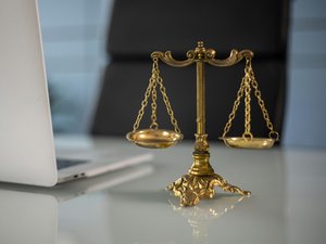 Un père de famille séquestre un cambrioleur et le torture dans son garage avec un fer à repasser et à coups de club de golf