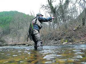 La pêche à la truite en première catégorie est lancée en Aveyron : mais entre intempéries et prédation, pêcher devient-il un casse-tête ?