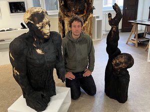"J'ai appris en faisant" : Jules Stromboni installe ses sculptures dans la galerie Quartier Libre, à Rodez