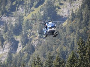 Recherché depuis deux jours, un randonneur retrouvé inconscient après une chute en montagne, décède à l'hôpital
