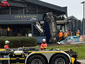 Accident spectaculaire : elle fait un malaise au volant, la voiture se plante dans la terrasse d'un restaurant