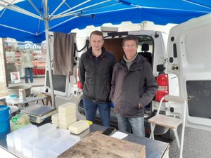 "Garder cette entreprise dans la famille" : Thomas Chabbert entend bien faire filer l'aligot sur ce marché de plein vent de l'Aveyron