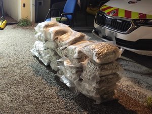 Il prétend acheminer de l'aide humanitaire en Ukraine : les 33 kg d'herbe de cannabis enduits de gasoil n'échappent pas au flair des douaniers