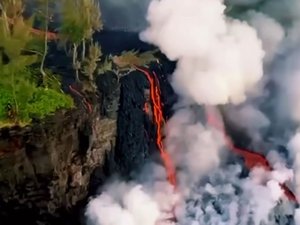 VIDÉO. L'image du jour : quand les coulées de lave du piton de la Fournaise se jettent dans l'océan à la Réunion