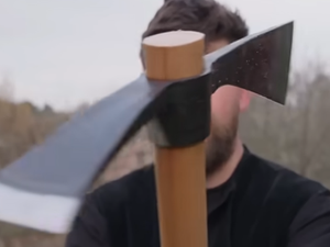 L'ado fracasse les pare-brise d'une voiture à coups de pioche, passe 24 heures au commissariat et vole le portable d'un musicien dès qu'il sort