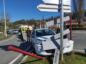 "J'ai été éblouie par le soleil, je n'ai pas vu le fourgon" : la voiture percute un fourgon et finit sa route dans un panneau de signalisation en Aveyron