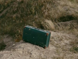 Municipales 2026 : une valise devant la porte avec "Bon vent" écrit dessus : dans le Cantal, le candidat battu s'est retrouvé confiné chez lui