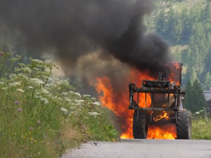 Le tracteur s'embrase totalement, les pompiers de l'Aveyron interviennent