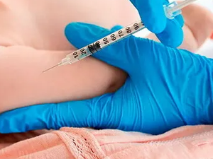 Vingt cas, deux décès en quelques jours : faut-il inquiéter en France et en Europe de l'épidémie de méningite qui sévit en Angleterre ?